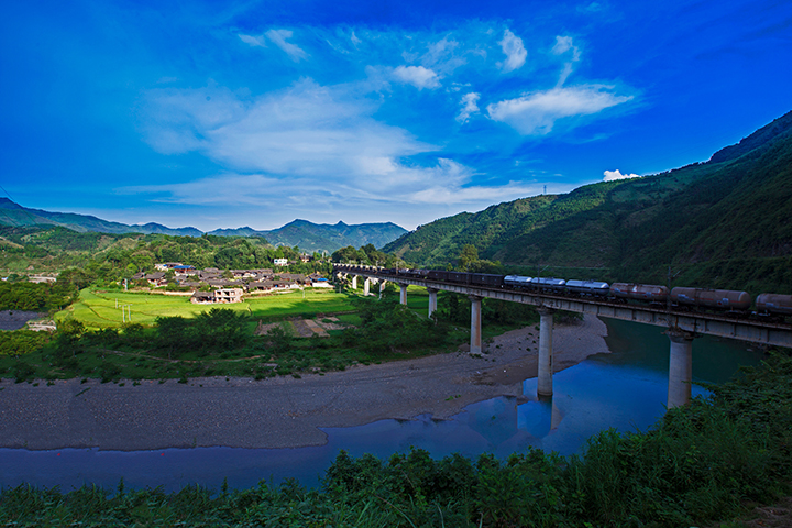 《火車開(kāi)進(jìn)山寨來(lái)》